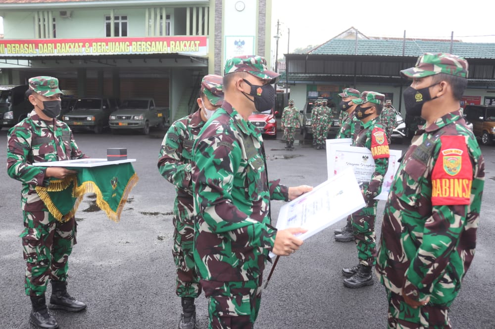 Motivasi Prajuritnya, Dandim 0410/KBL Beri Penghargaan Kepada 7 Prajurit Teladan