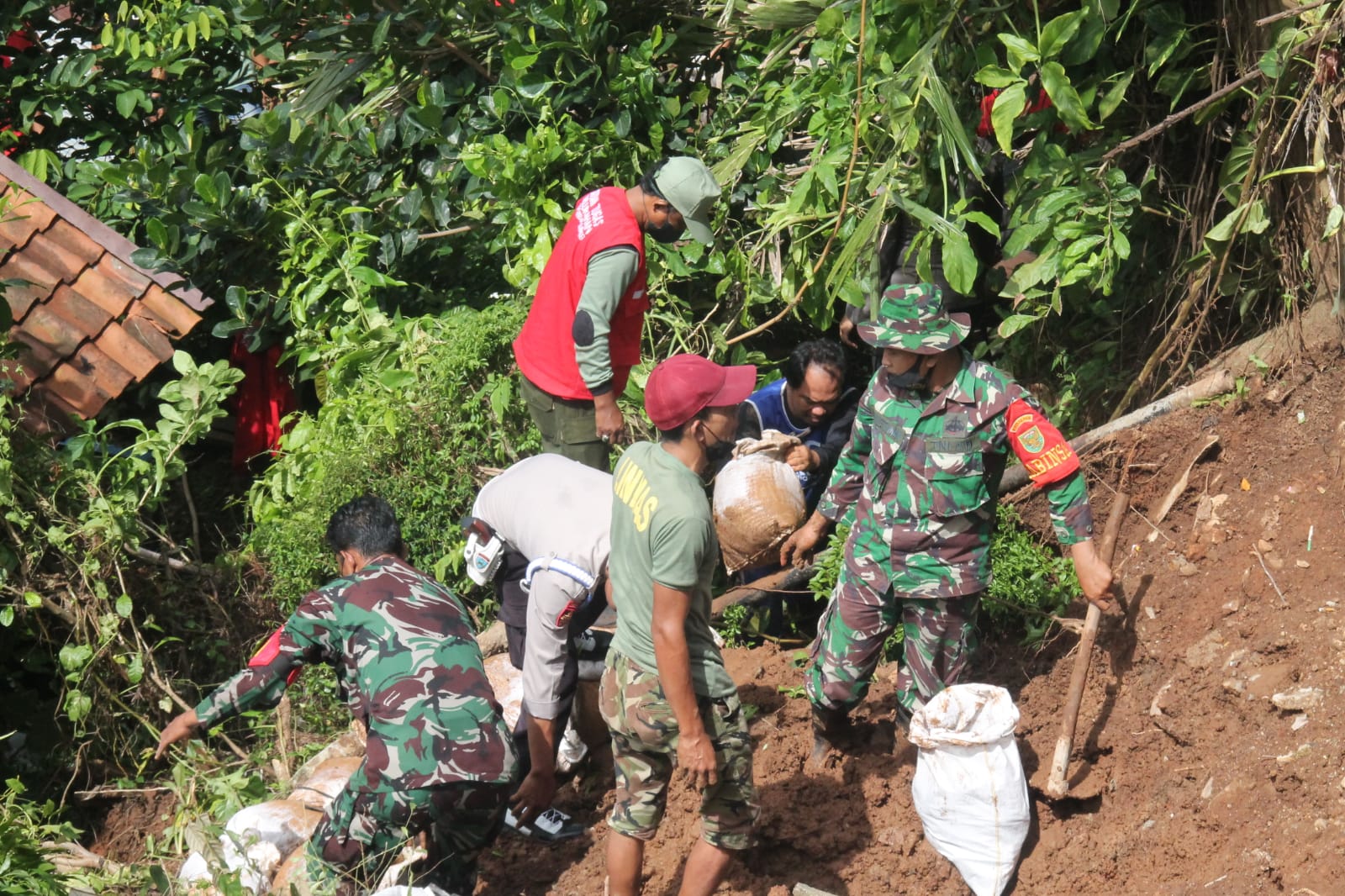 Anggota Koramil, Polsek dan Camat TBU Bersinergi Bantu Warga Bersihkan Puing Longsor di Sumur Batu