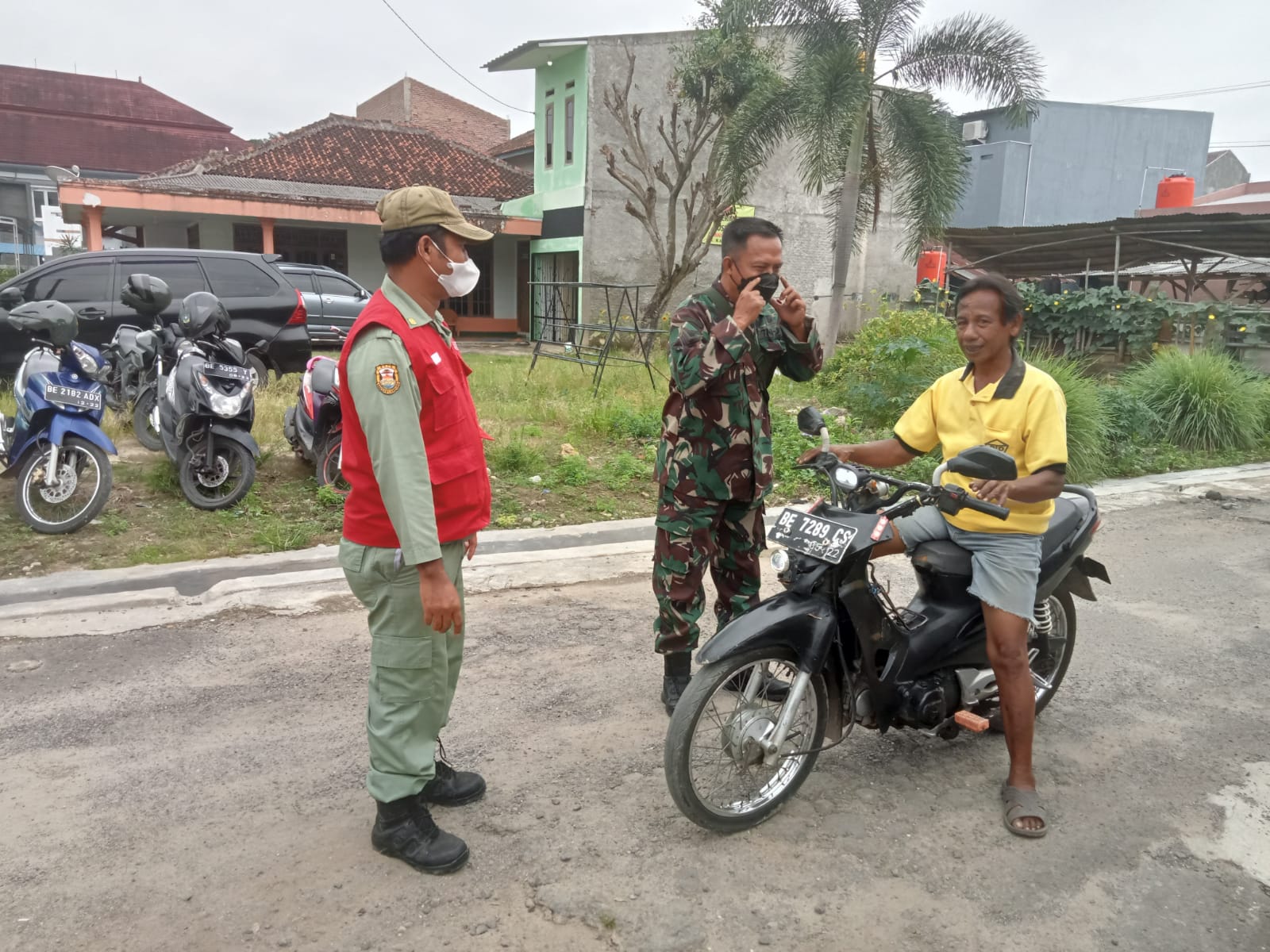 Cegah Penyebaran Covid-19, Babinsa Koramil 410-06/Kedaton Bersama Linmas Imbau Warga Patuhi Prokes