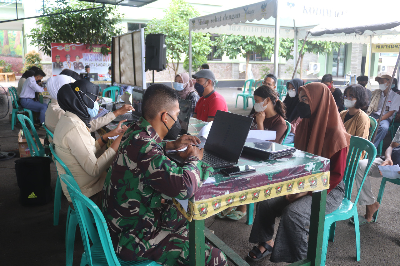 Dukung Percepatan Vaksinasi, Babinsa Jajaran Kodim 0410/KBL Ajak Warga Binaan Suntik Vaksin Covid-19