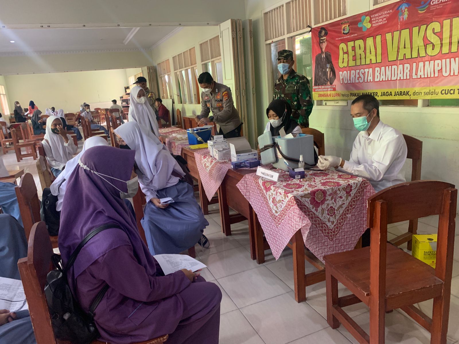 Koramil TBS dan Polsek Kemiling Bersinergi Gelar Vaksinasi Covid 19 Untuk Pelajar