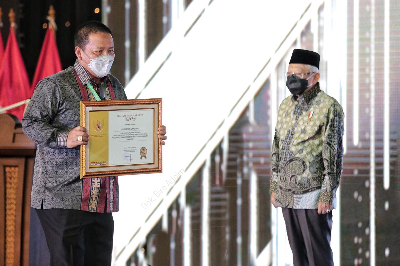 Gubernur Arinal Djunaidi Raih Piagam Penghargaan Bidang Ketenagakerjaan Paramakarya 2021