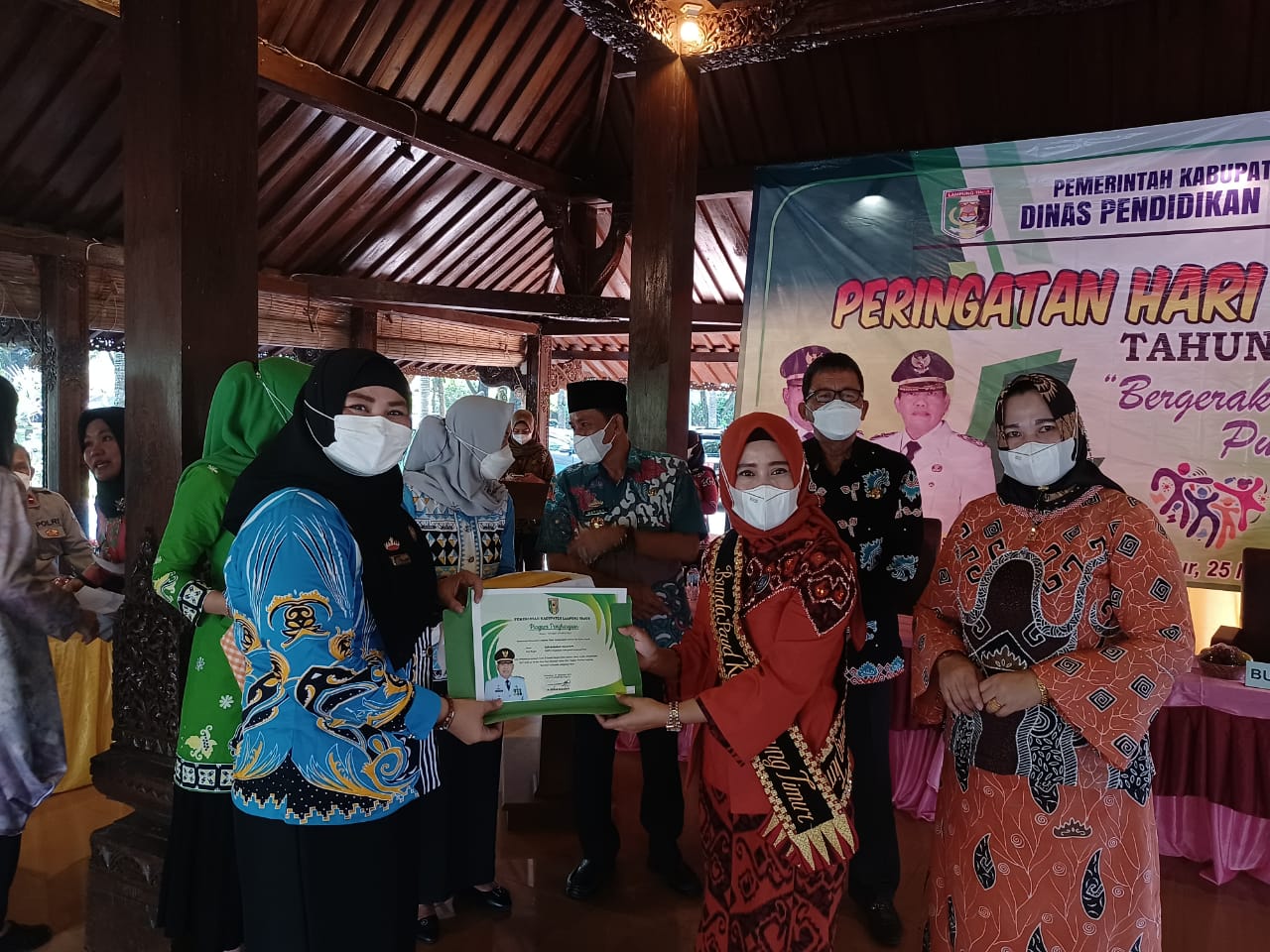 Peringati HGN, Lamtim Beri Penghargaan Guru dan Siswa Berprestasi