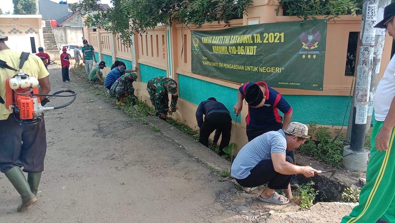 Karya Bakti TNI Satkowil Koramil 410-06/Kedaton Laksanakan Pembersihan Lingkungan Warga Wilayah Binaan