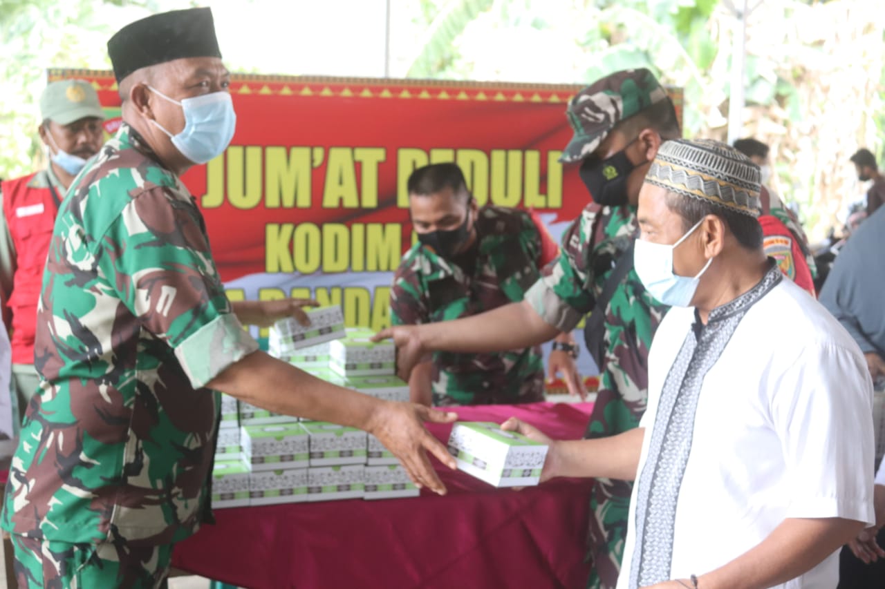 Jum\'at Peduli Kodim 0410/KBL, Bagikan Nasi Kotak dan Terapkan Prokes di Masjid Al-Muhajirin