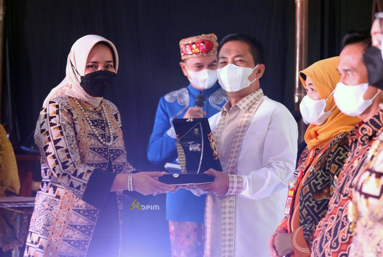Resmi ditutup, Festival Kemilau Tapis 2021 Diharapkan Dapat Mendorong Hilirisasi dan Peluang Pasar Tapis Lampu