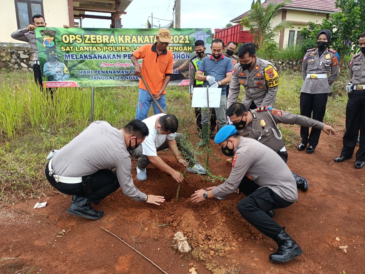 Persuasif dan Humanis, OZK 2021 Ditutup Tanam Pohon