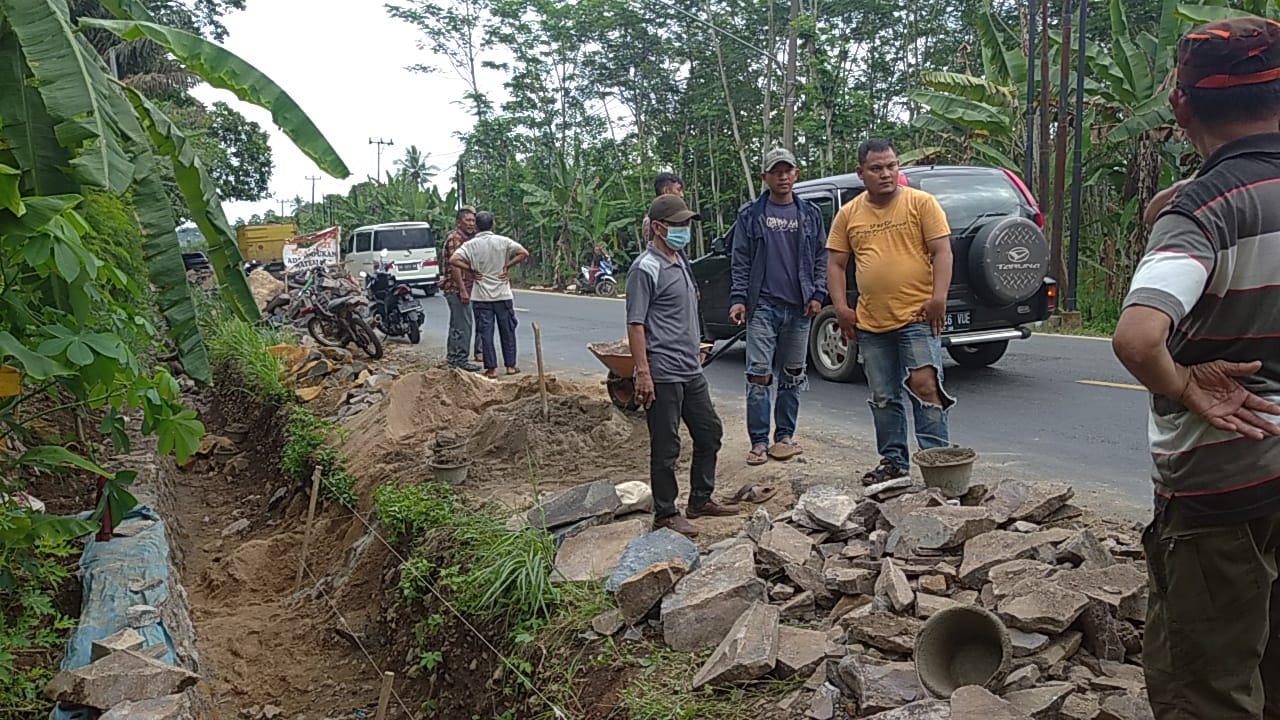 Warga Protes Pekerjaan Drainase Jalinsum di Lampura