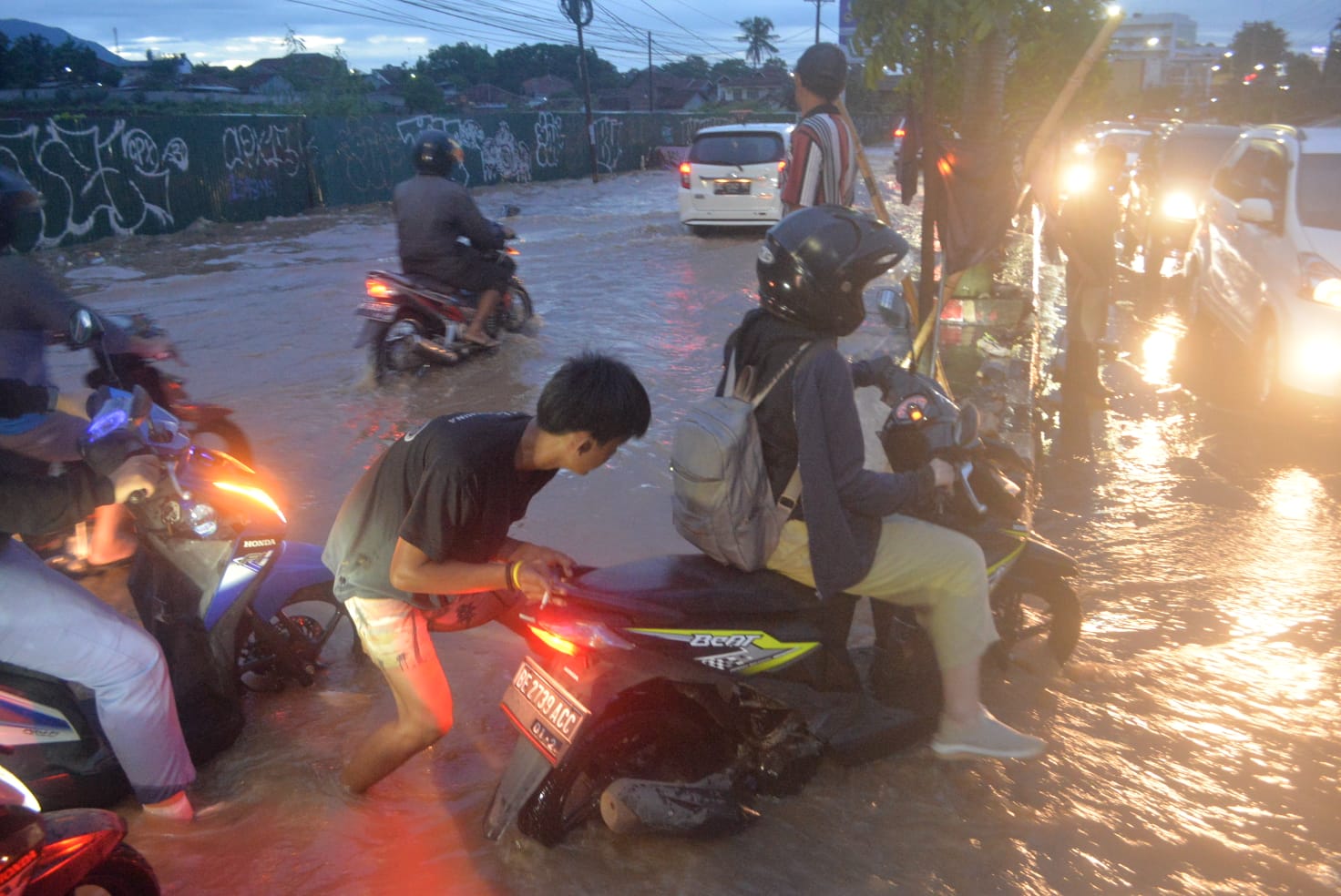 Luapan Way Rua Sebabkan Macet Panjang dan Kendaraan Mogok di Depan LPL