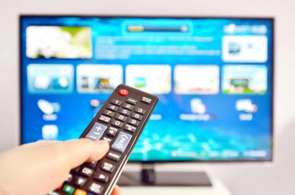 Mudah! Ini 5 Cara Menghubungkan HP ke TV yang Bisa Kamu Coba