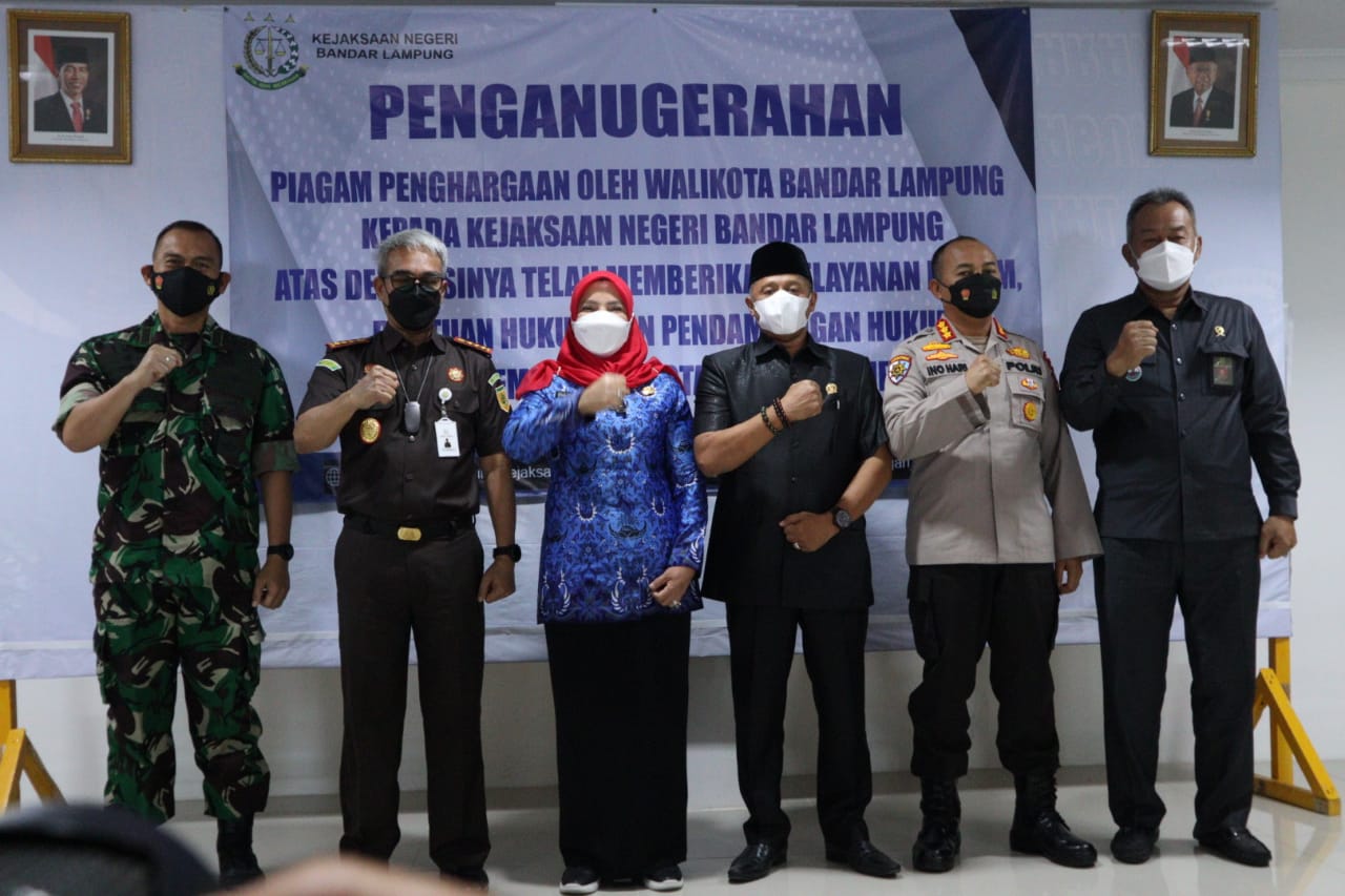 Dandim 0410/KBL Hadiri Acara Penganugrahan Piagam Penghargaan Oleh Pemkot Kepada Kejari Balam