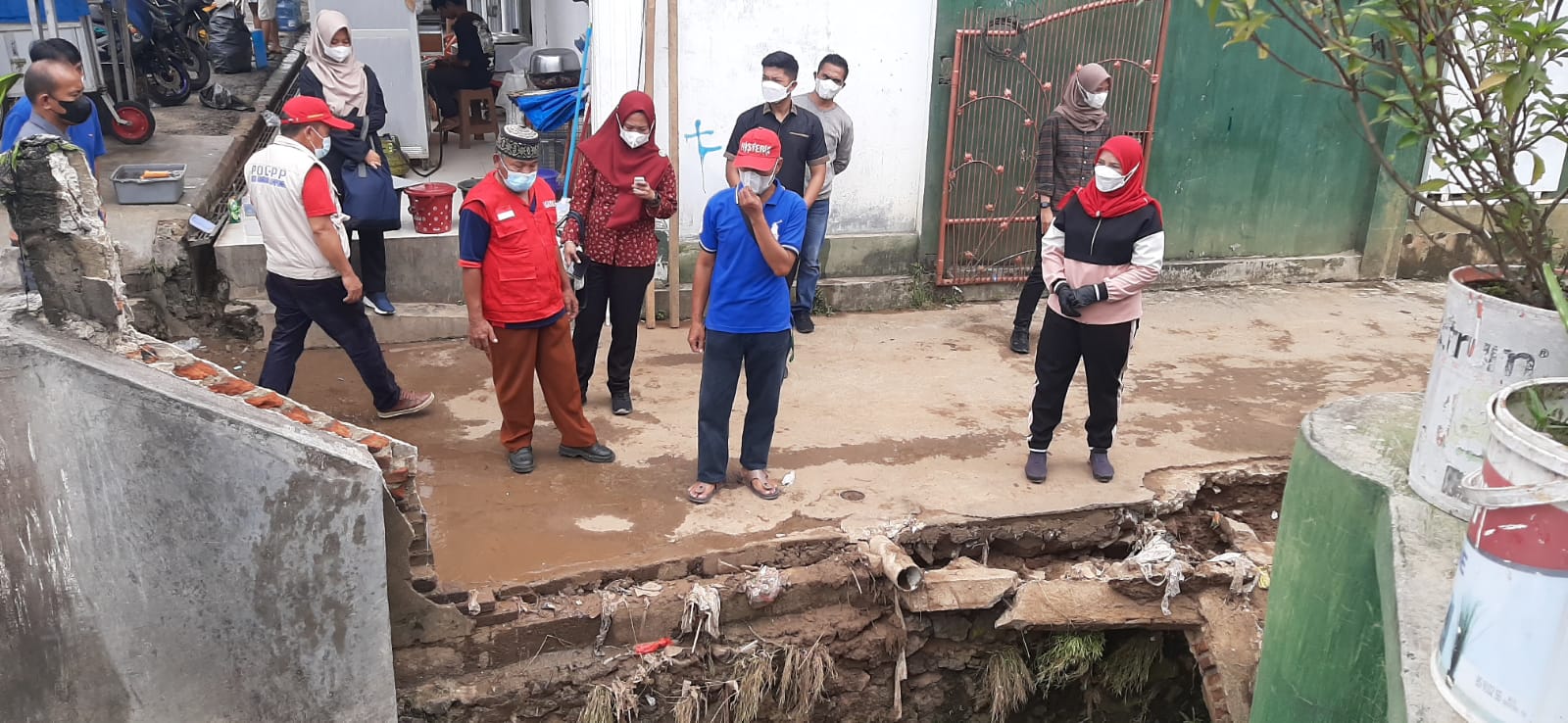 Tinjau Lokasi Banjir, Eva Bagikan Sembako