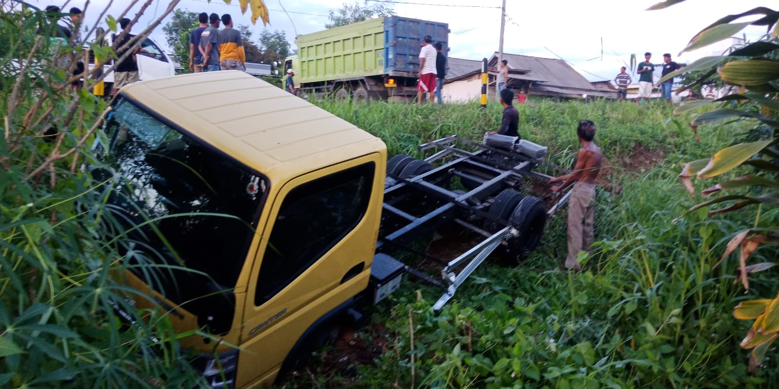 Mengantuk, Truck Provit Masuk Jurang
