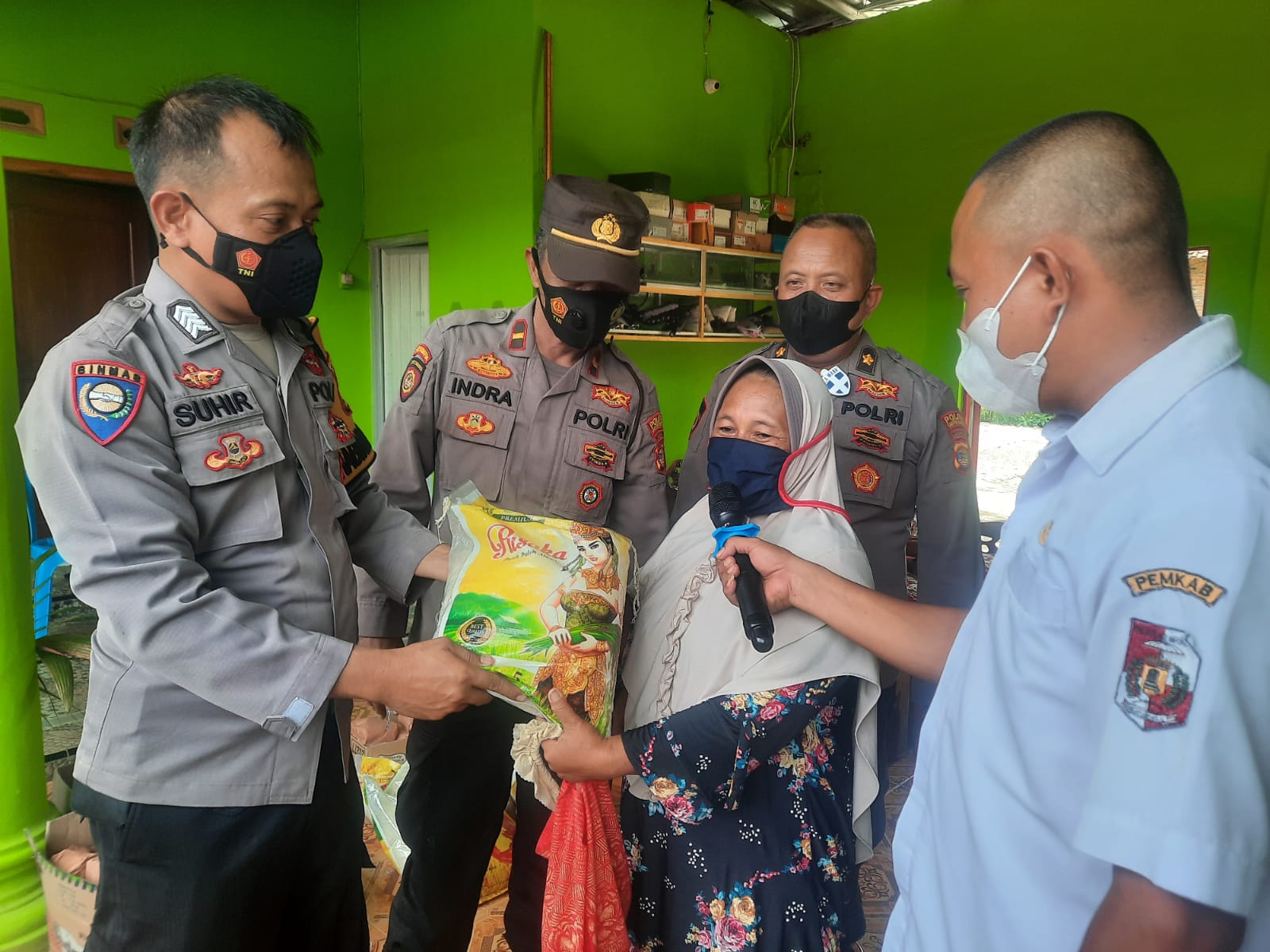 Polres Lampura Bagikan Dooprize Ke Peserta Vaksin