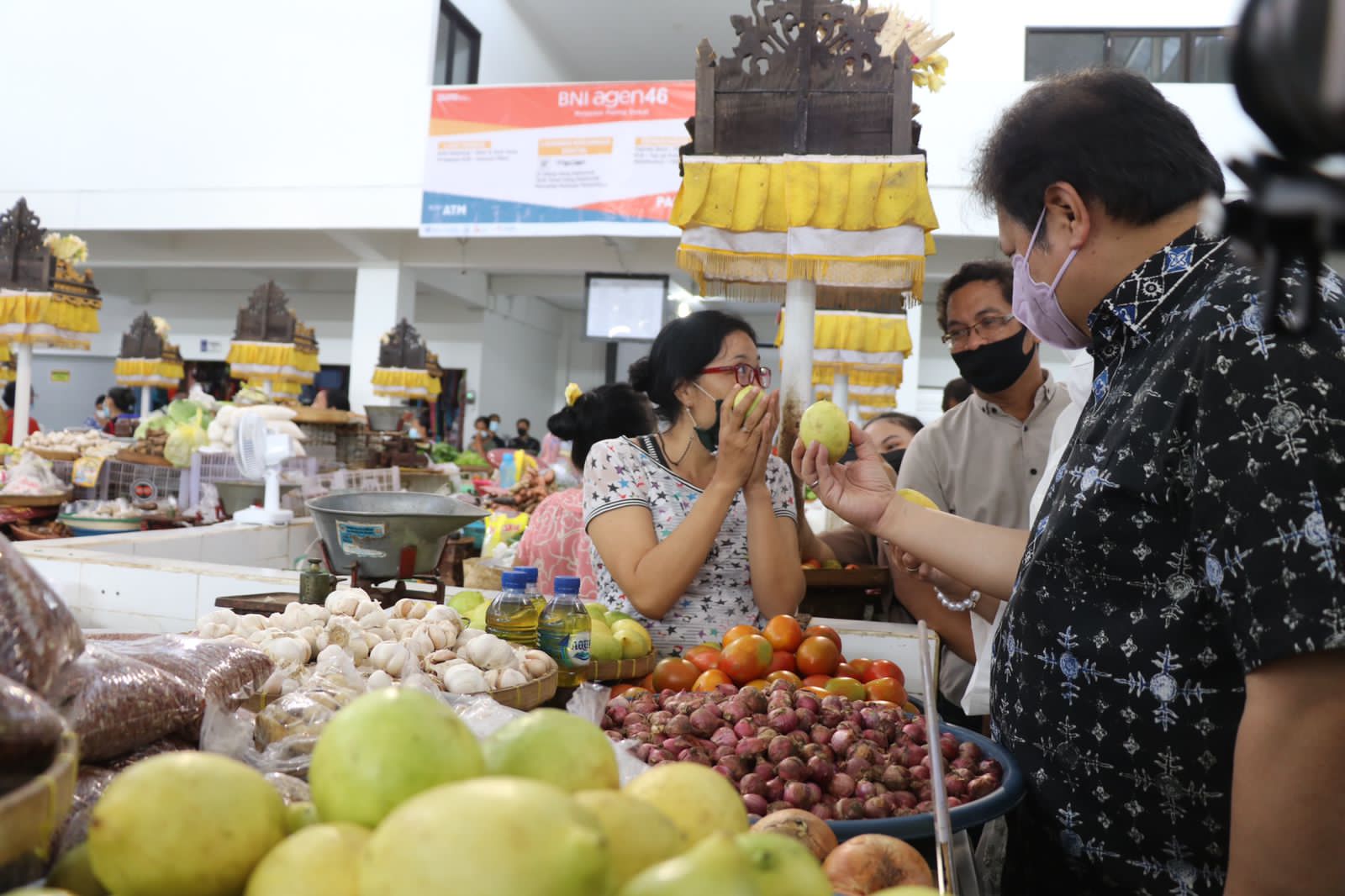 Sidak Pasar, Airlangga Pantau Harga Bahan Pokok, Termasuk Minyak dan Cabai