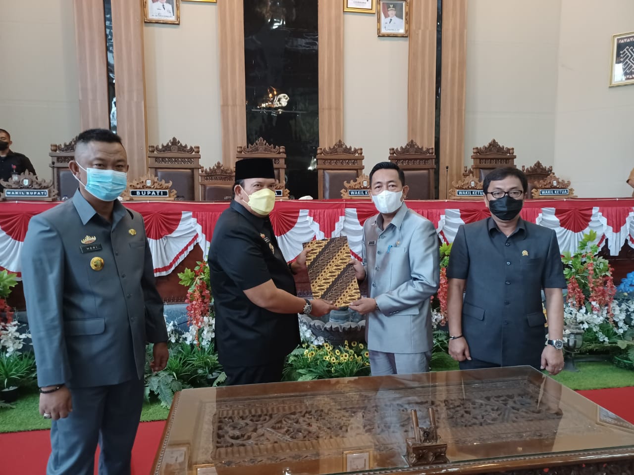 DPRD Lamtim Syahkan Perubahan Perda Tentang Perangkat Desa