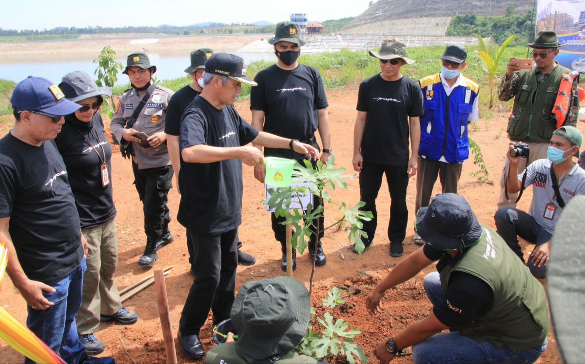 Tanam Ribuan Pohon di Bendungan Way Sekampung
