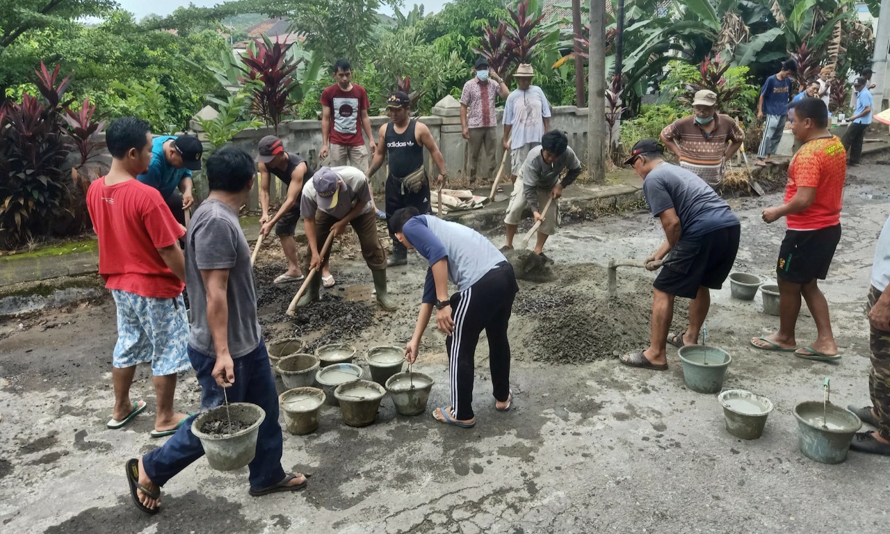Warga Swadaya Perbaiki Jalan Provinsi