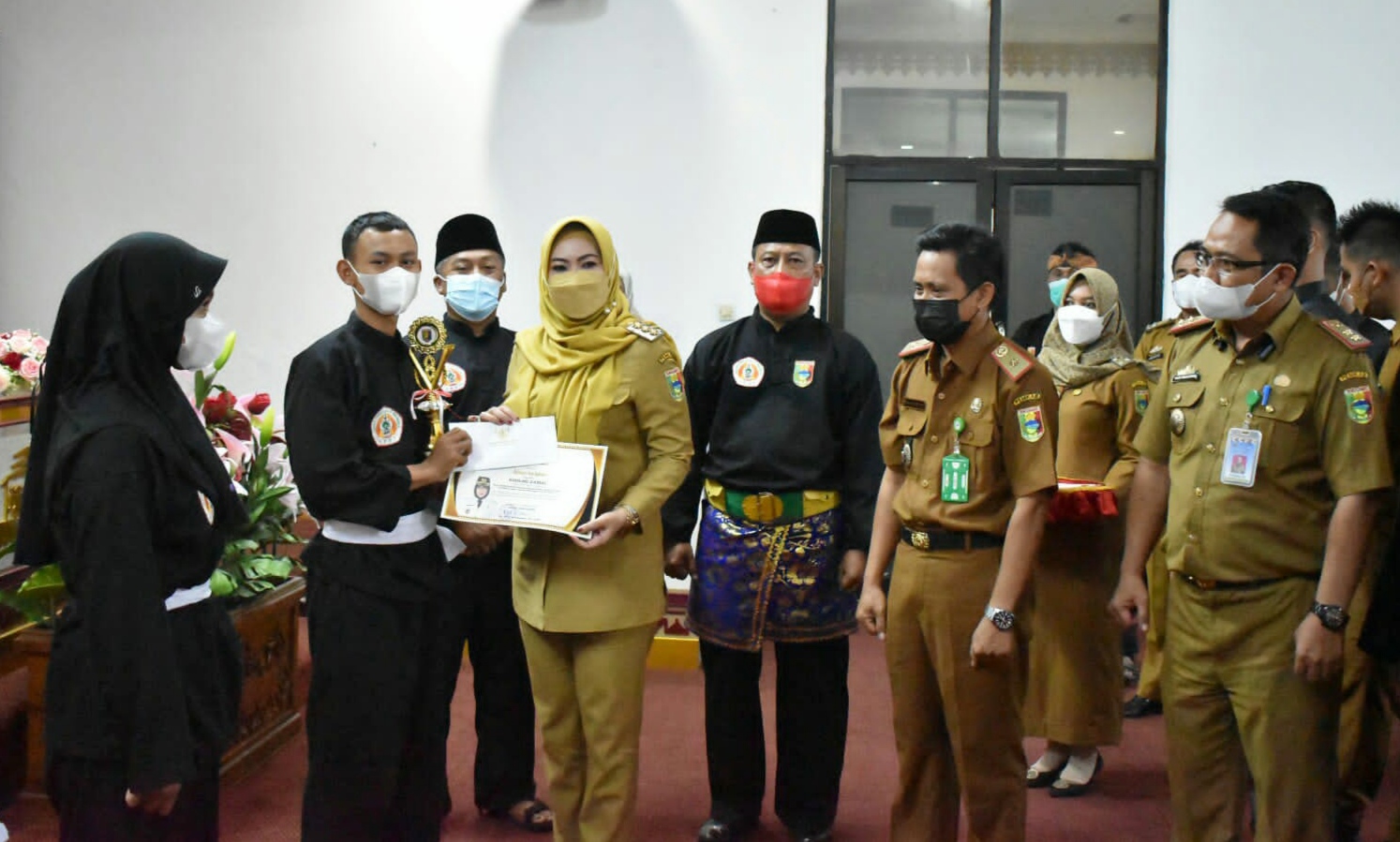 Atlet Pencak Silat Dapat Piagam penghargaan