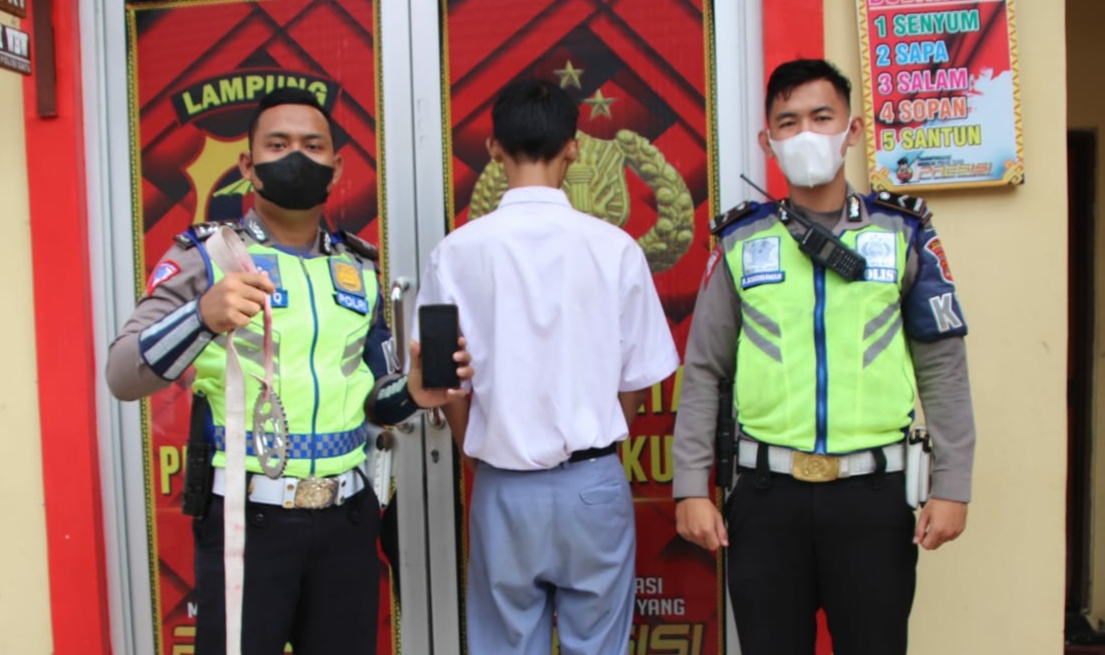 Dik, Sekolah Kok Bawa Gir Motor?