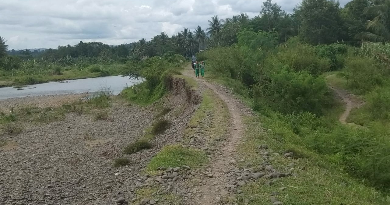 Lapor! Sungai Way Ngarip Kian Dangkal dan Tanggul Terkikis