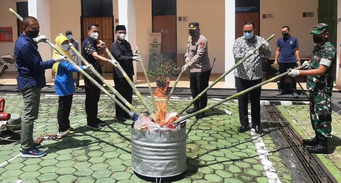Kejari Tanggamus Musnahkan Barang Bukti Dari 89 Perkara