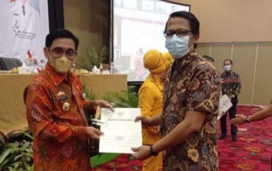 Inovasi Pin Hijab, DLH Tanggamus Dapat Penghargaan Dari Bupati