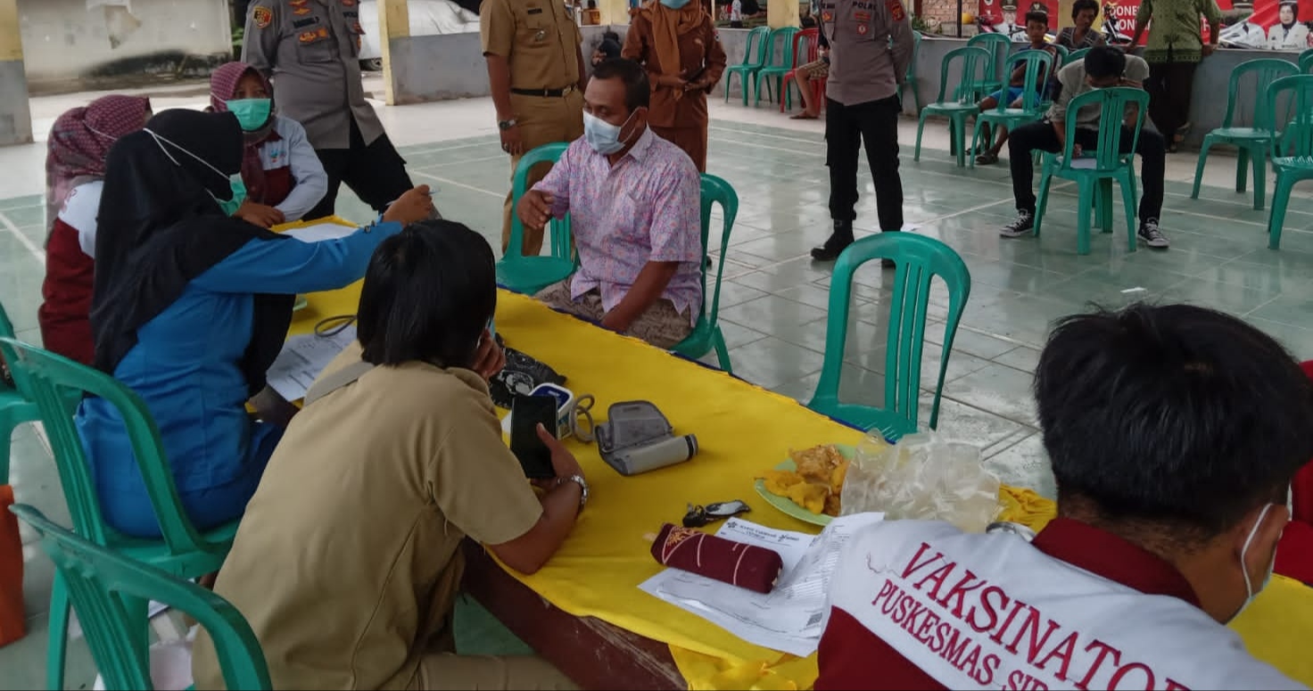 Polsubsektor Mesuji Vaksinasi door to door di Desa Nipah Kuning