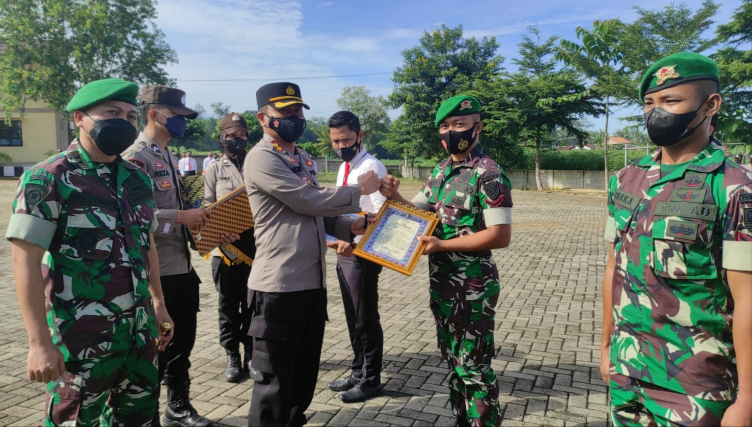 Reward untuk Personel Polres Pesawaran, Yonif TWEJ dan Masyarakat Taman Sari