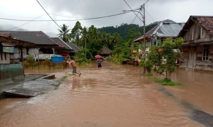 Buka Dapur Umum di Kelumbayan Barat