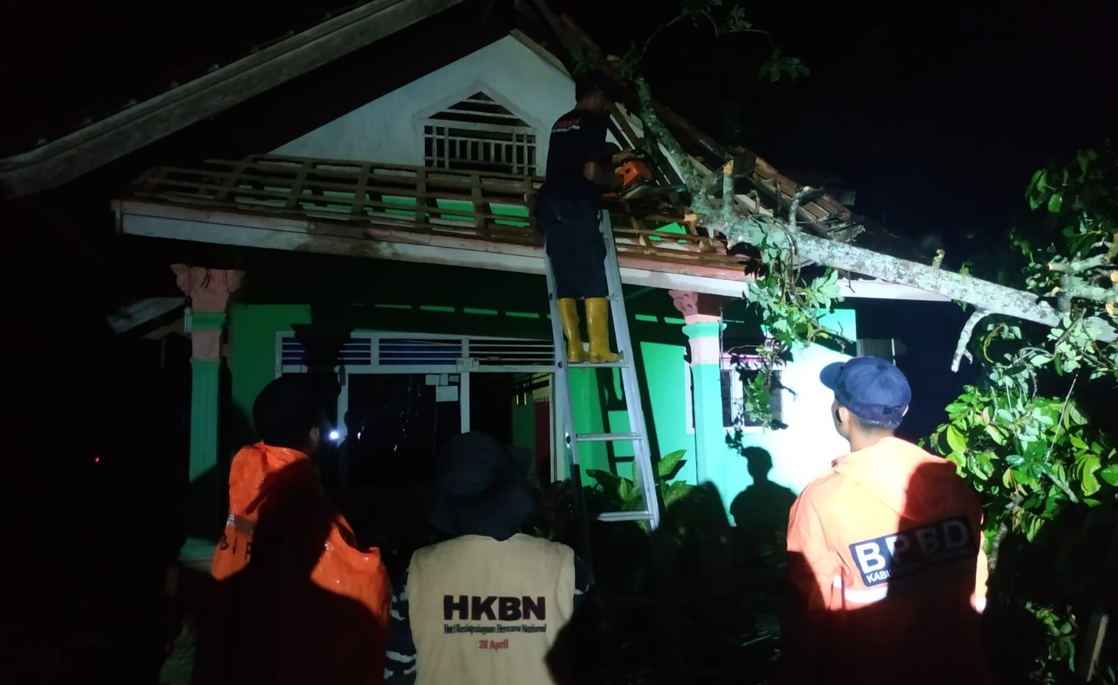 Angin Kencang Rusak Atap Rumah Warga di Adiluwih