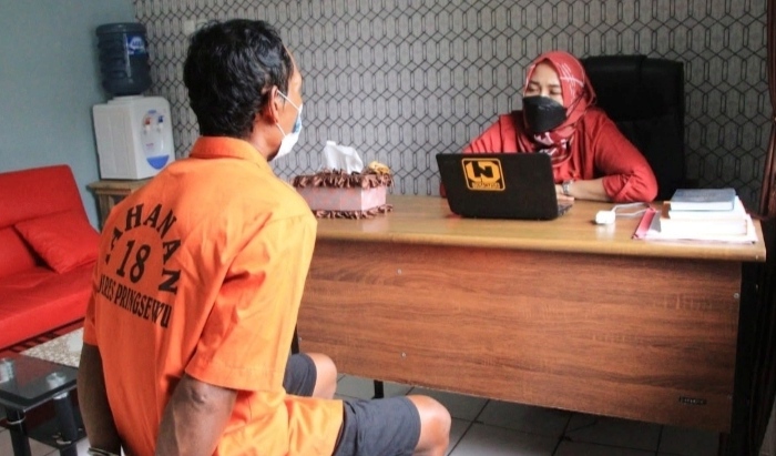 Pencabul Anak Tiri Ditangkap di Warung Bakso