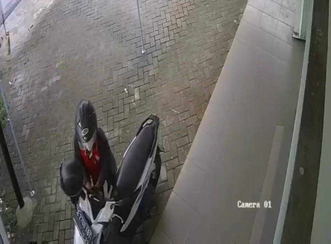 Pria Berseragam Minimarket Ternama Terekam CCTV Gondol Motor di Depan Toko Ponsel