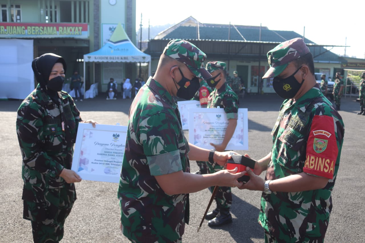 Tingkatkan Motivasi, Dandim 0410/KBL Beri Penghargaan Kepada 7 Prajurit Teladan dan Anak Prajurit Berprestasi