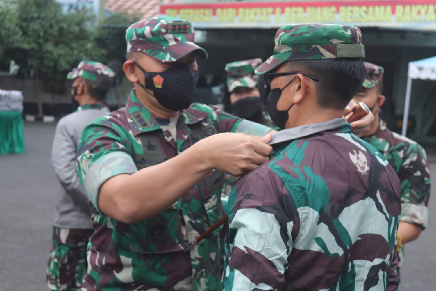 Apresiasi Kinerja Personel, Dandim 0410 KBL Bagikan Jacket dan Kipas Angin Blower Kepada Anggota dan Satuan Ja