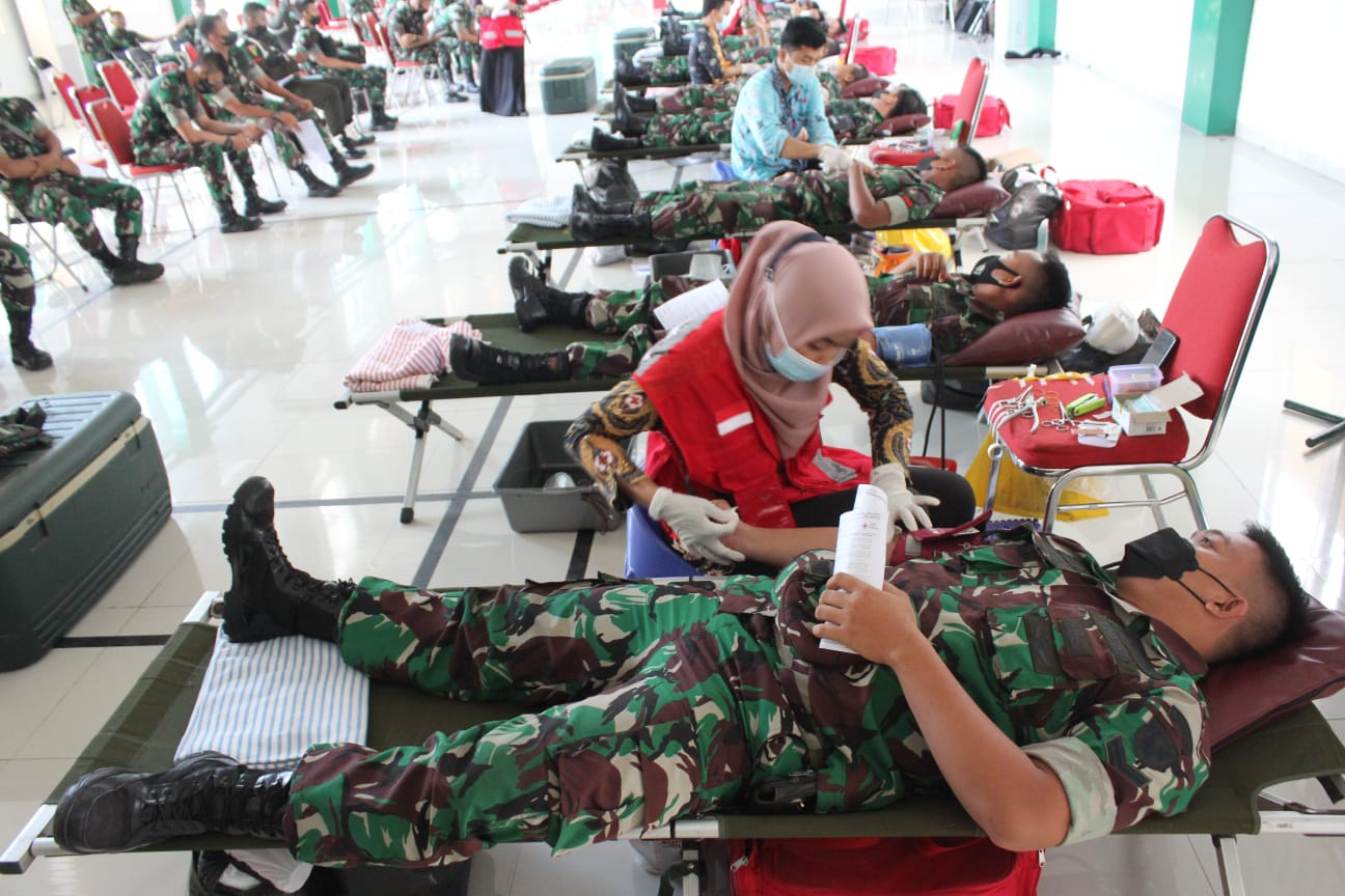 Prajurit Kodim 0410/KBL Ikuti Donor Darah Dalam Rangka Peringati Hari Juang Kartika Ke-76