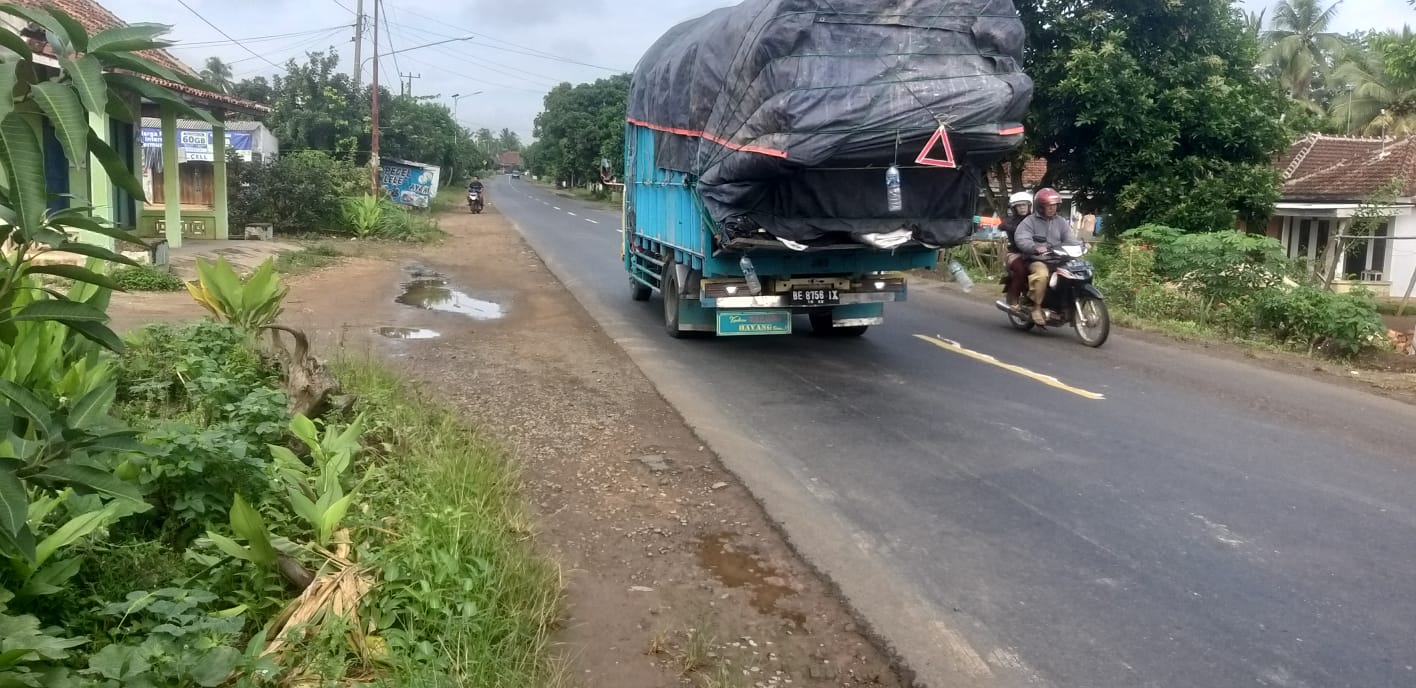 Pengendara Harap Hati-Hati, Jalintengsum Lampura Banyak Lubang dan Bergelombang