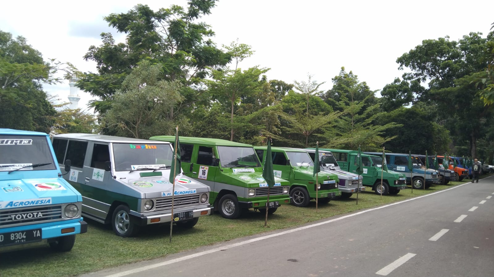 Penampakan Deretan Mobil Toyota Kijang Kotak Mejeng di Arena Muktamar NU