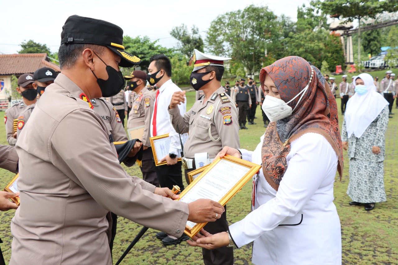 Berprestasi Percepatan Vaksinasi Covid-19, Kapolres Beri Penghargaan