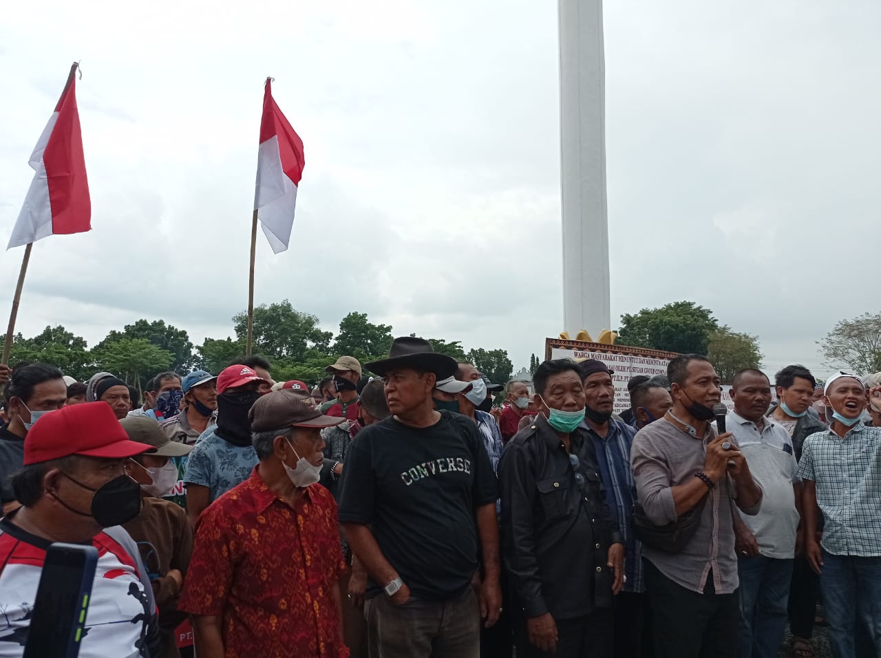 Ratusan Warga Gelar Aksi Damai di Kantor Bupati Tuba