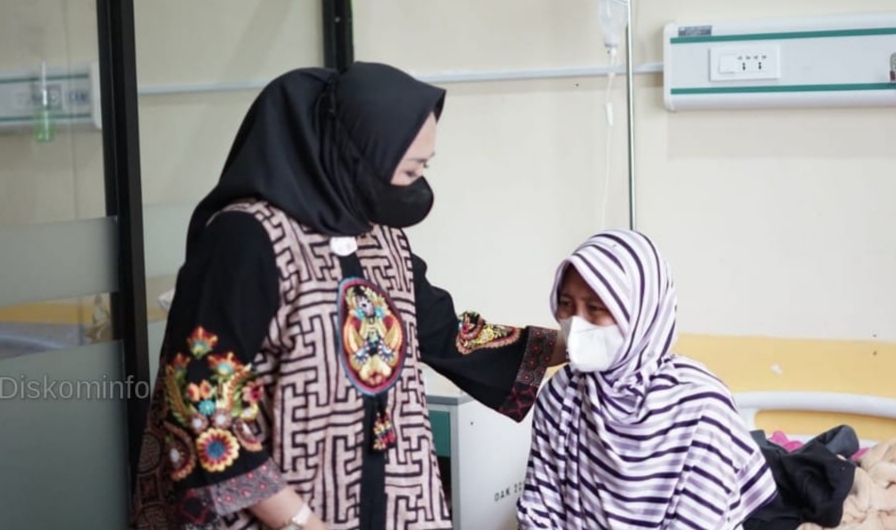 Bupati Winarti Pastikan Pengobatan Korban Keracunan Massal Gratis