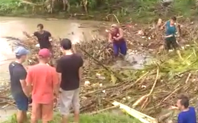 Sampah Rumah Tangga dan Kayu Penuhi Sungai Way Semah