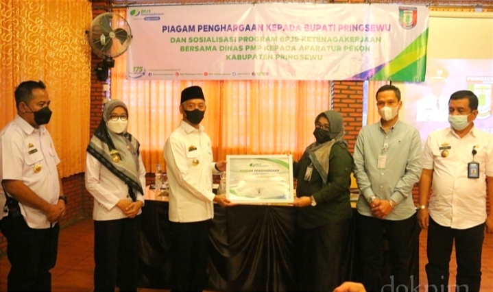 Bupati Pringsewu Terima Penghargaan Dari BPJS Ketenagakerjaan