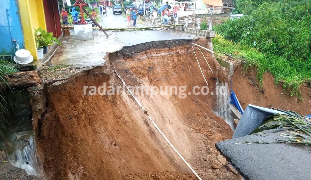 Longsor di Waytenong, Jalan Kabupaten Putus