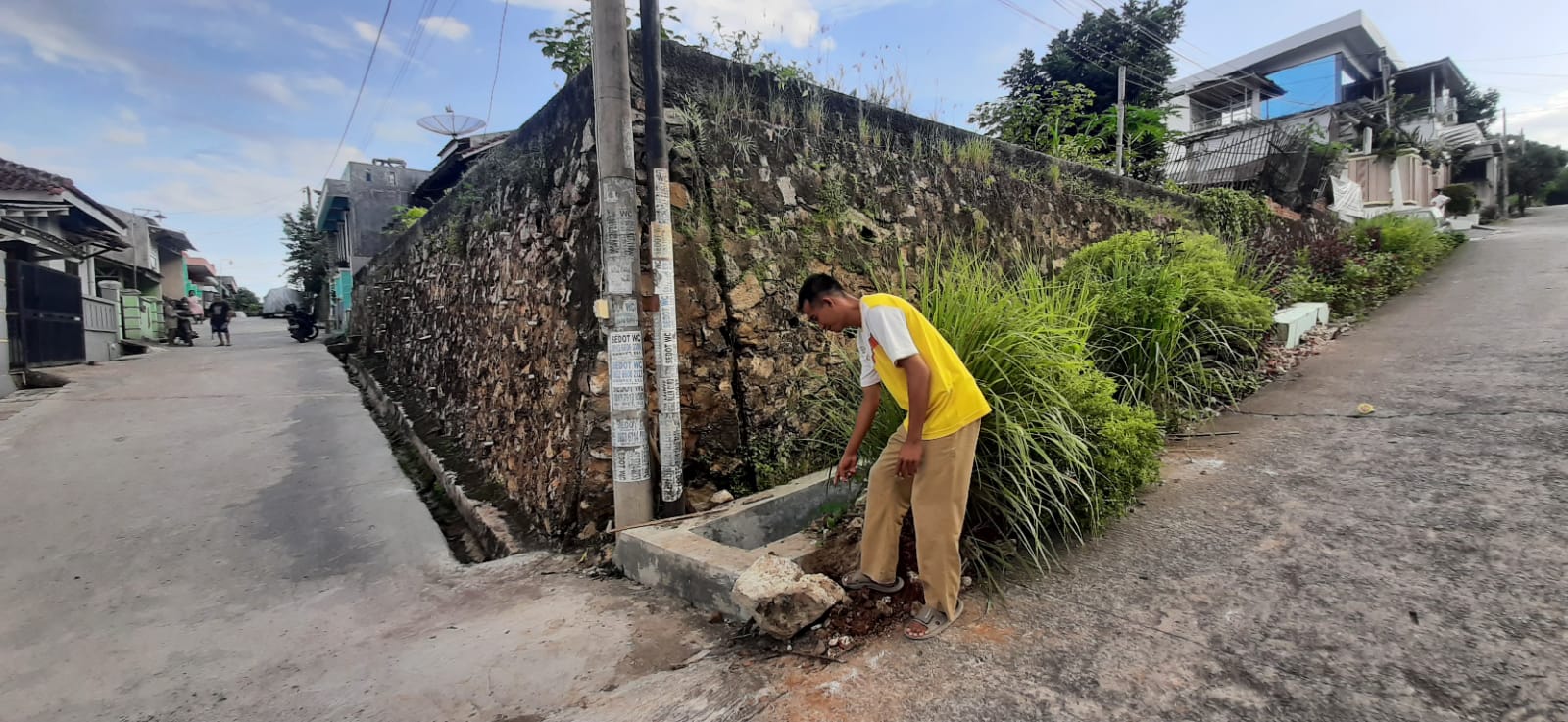 Warga Kemiling Permai Keluhkan Penggalian Diduga untuk Tiang Sambungan Internet