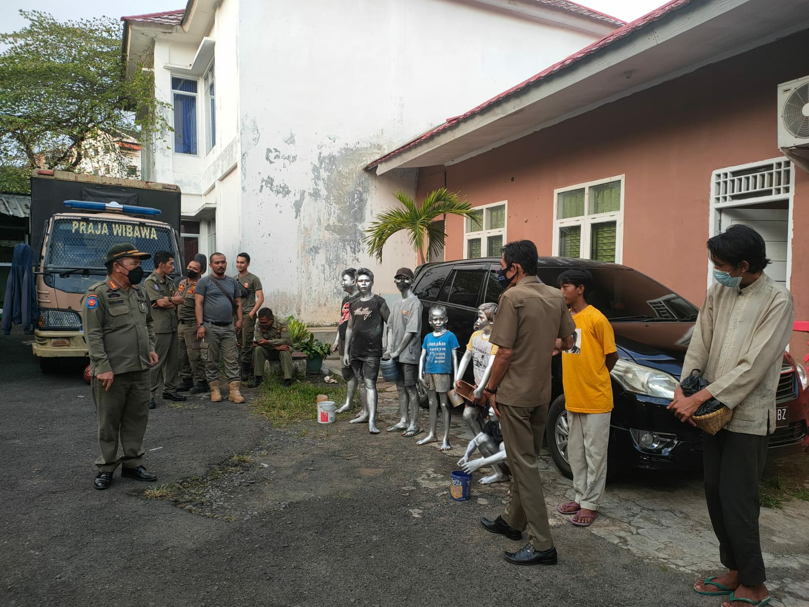 Satpol-PP Amankan Enam Manusia Silver, Tiga di Antaranya Masih di Bawah Umur
