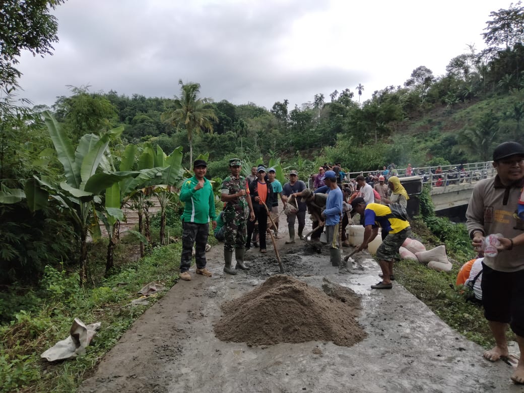 Lapor Pak ! Pakai Dana Swadaya Warga Gotong-Royong Perbaiki Jalan Rusak