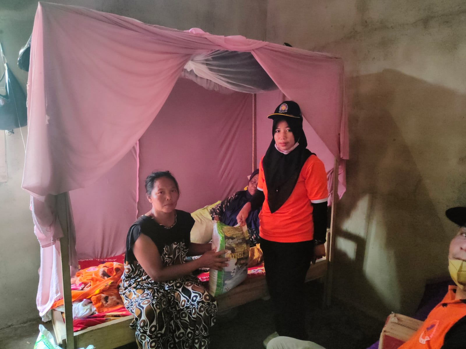 Duar ! Petir Sambar Rumah, Atap Hancur, Penghuninya Shock