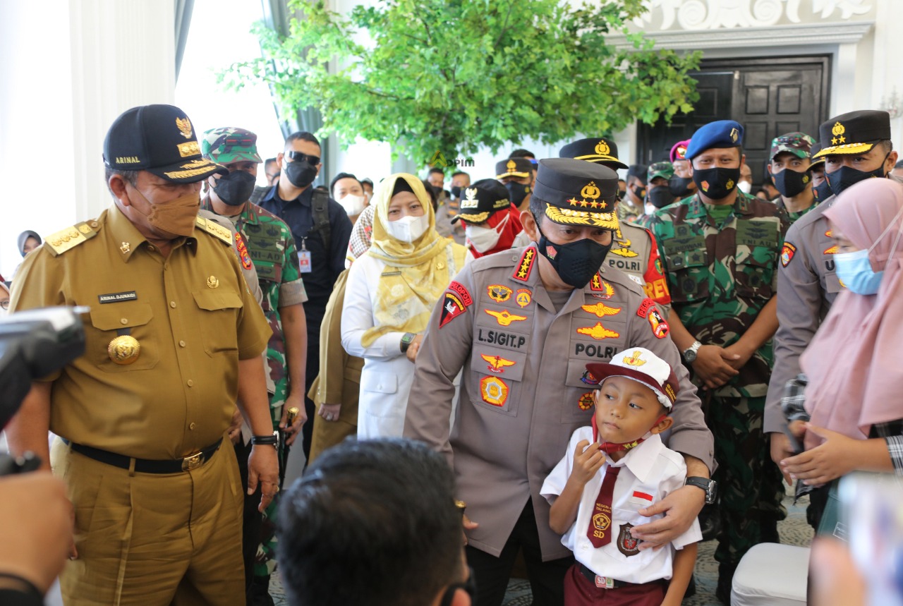Gubernur Lampung Arinal Djunaidi dan Kapolda Dampingi Kapolri Tinjau Vaksinasi Serentak
