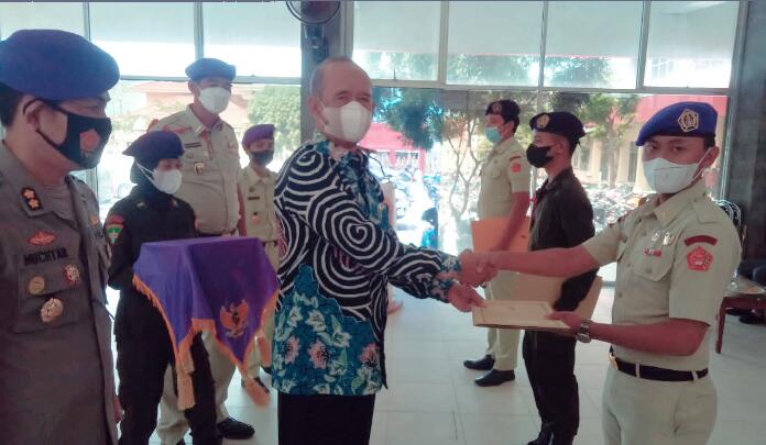 Rektor UTB Serahkan Sertipikat Diksar Menwa Angkatan 38